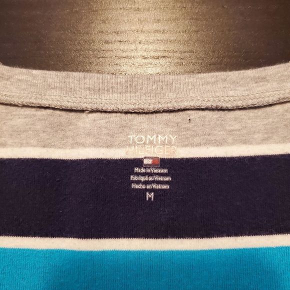 🌺 3/25 Tommy Hilfiger V-neck tee shirt, striped - Picture 2 of 12